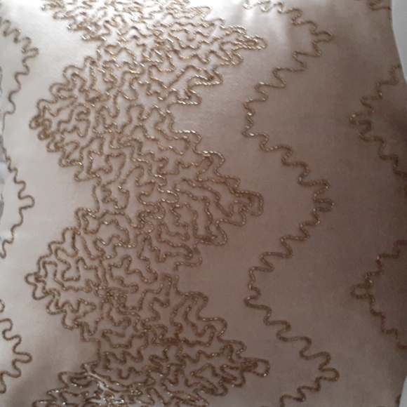 Safavieh Throw Pillow Beaded Gold Sparkle Velvet Golden Beige 18” Square NWT - Picture 2 of 12